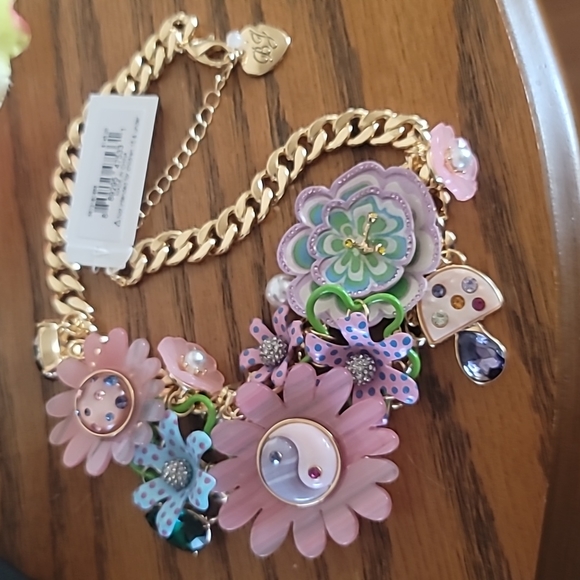 Betsey Johnson flower necklace - Picture 7 of 8